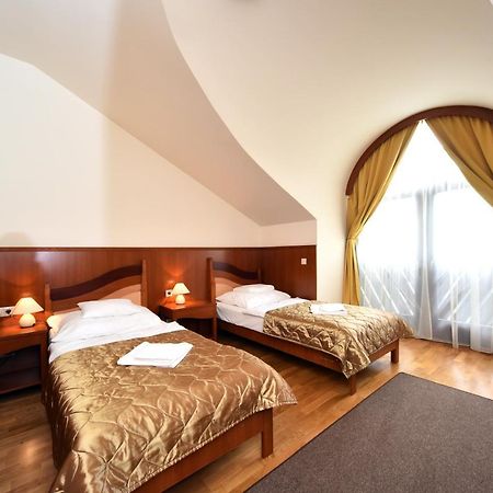 Hotel Kumania Kisujszallas ภายนอก รูปภาพ