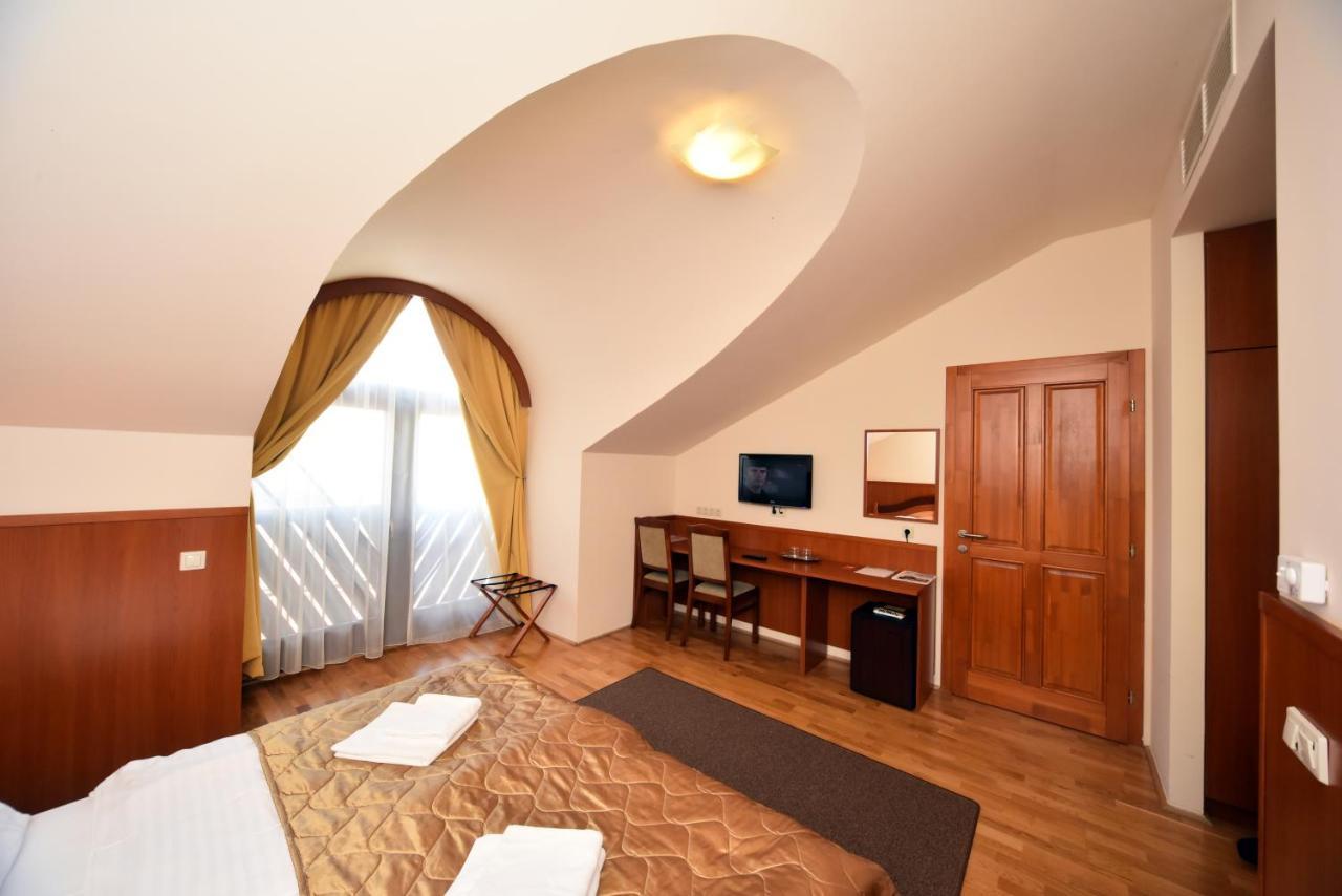 Hotel Kumania Kisujszallas ภายนอก รูปภาพ