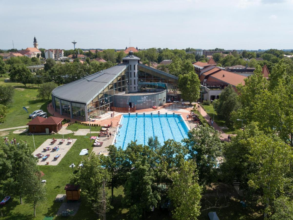 Hotel Kumania Kisujszallas ภายนอก รูปภาพ