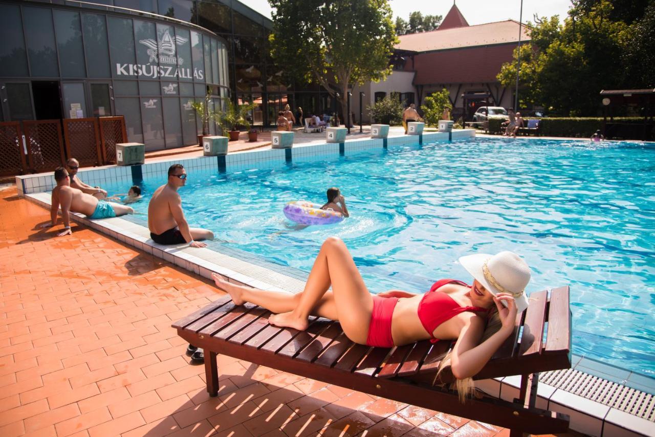 Hotel Kumania Kisujszallas ภายนอก รูปภาพ